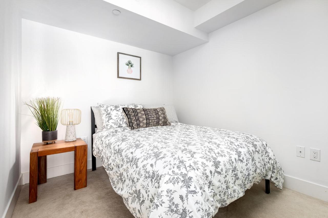 Apartament Upscale & Modern 2Bd + Den 2Ba Heart Of Downtown! Toronto Zewnętrze zdjęcie